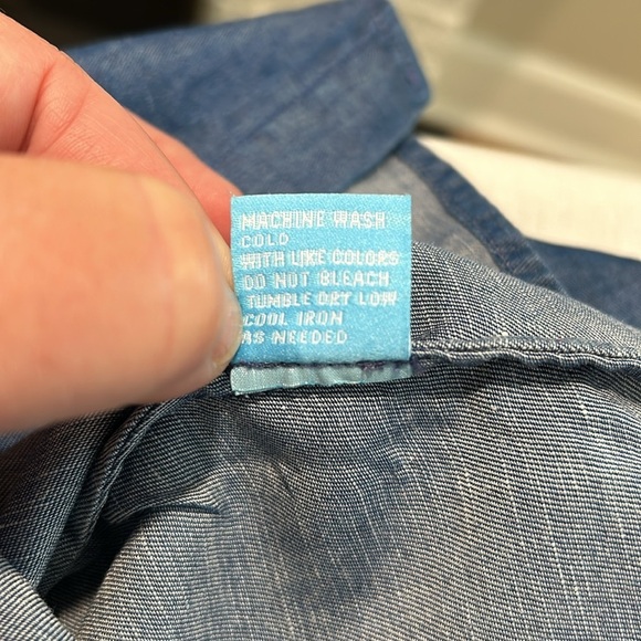 J.McLaughlin Lightweight Denim Blue Sleeveless Womens Top Size Small  Button Up - Picture 5 of 8